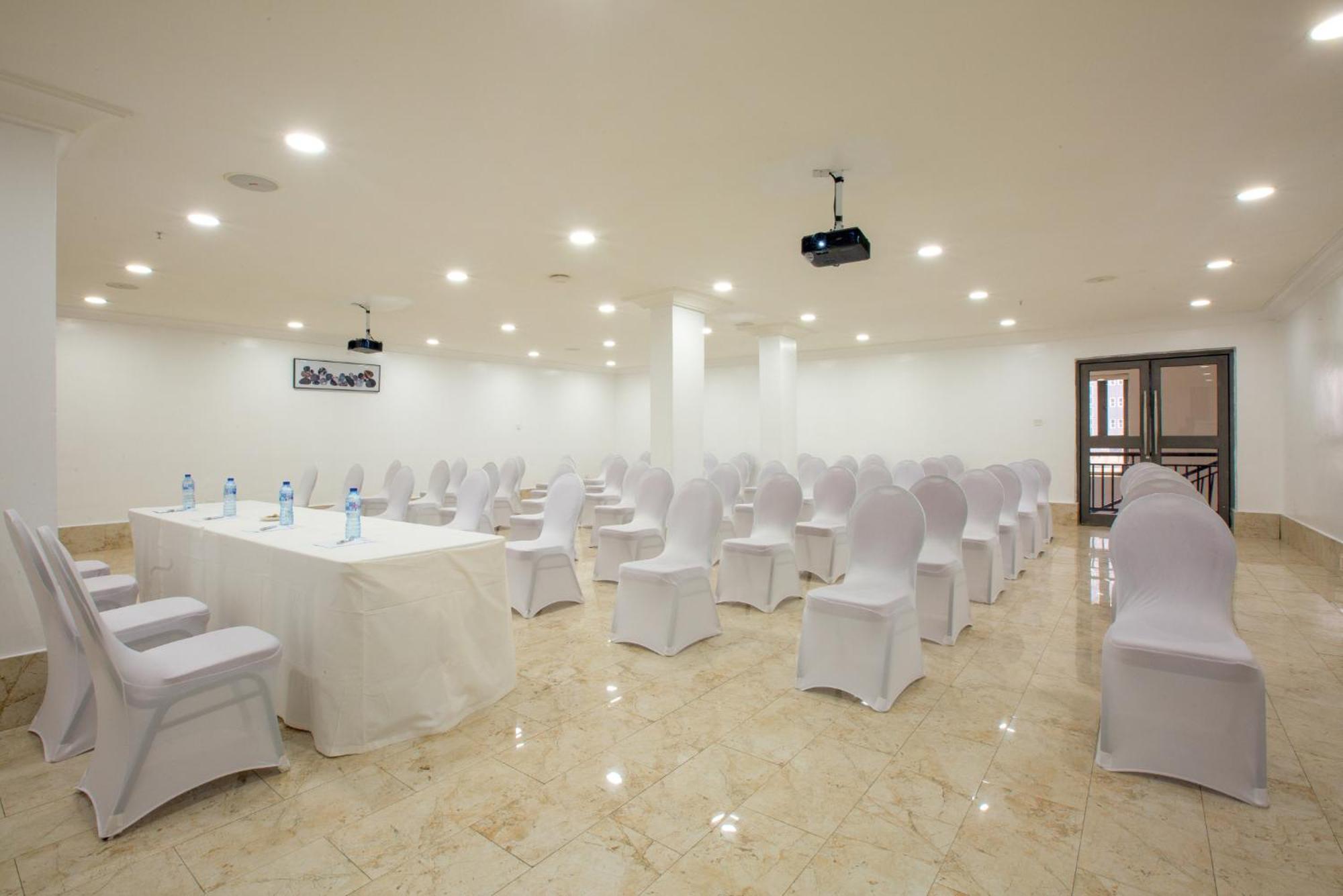 Johnwood Hotel By Bolton Abuja Buitenkant foto