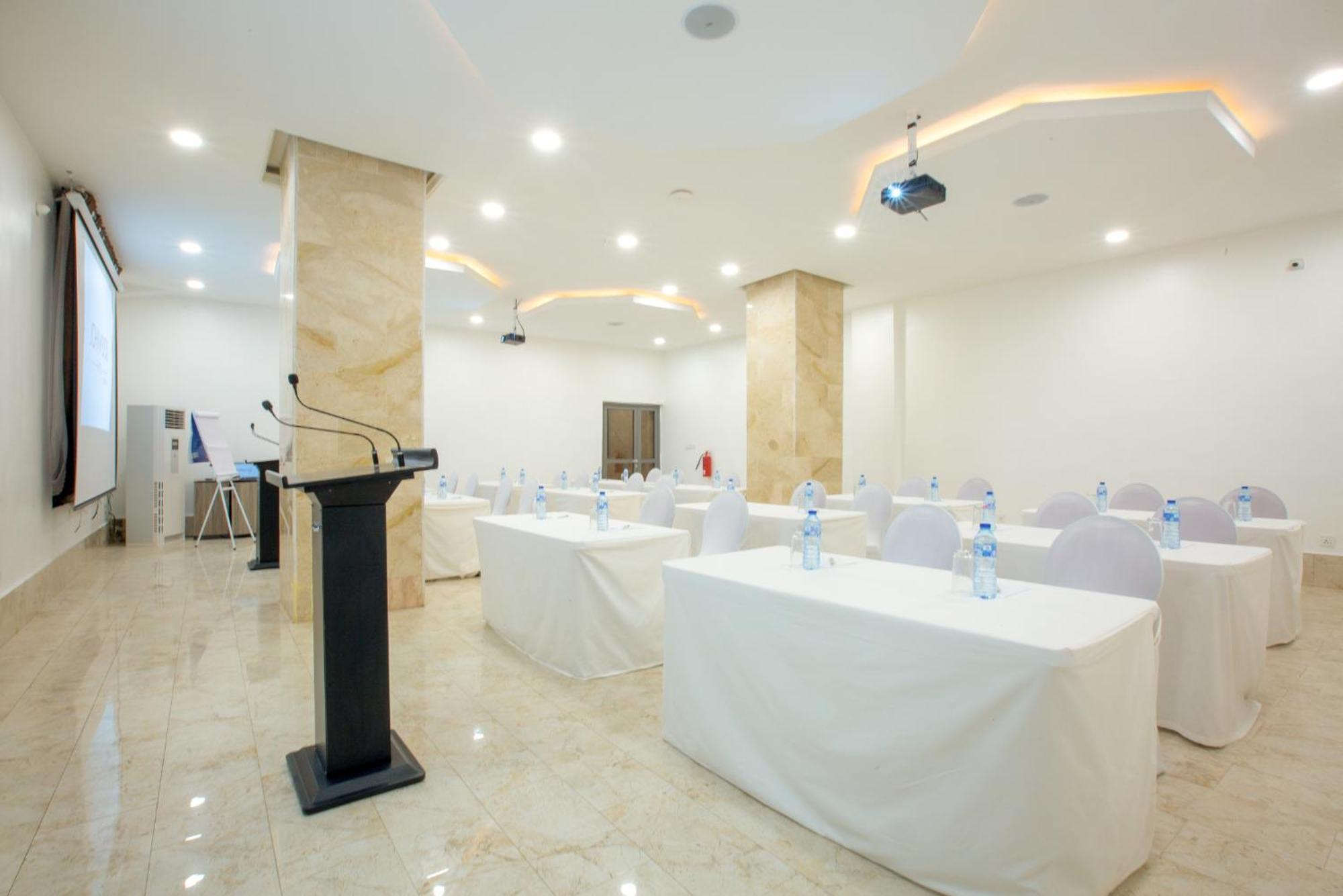 Johnwood Hotel By Bolton Abuja Buitenkant foto