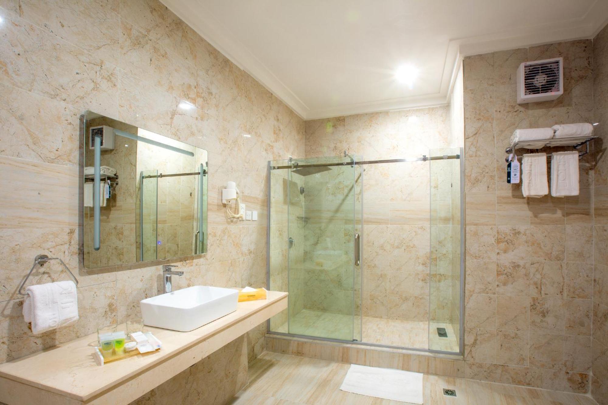 Johnwood Hotel By Bolton Abuja Buitenkant foto