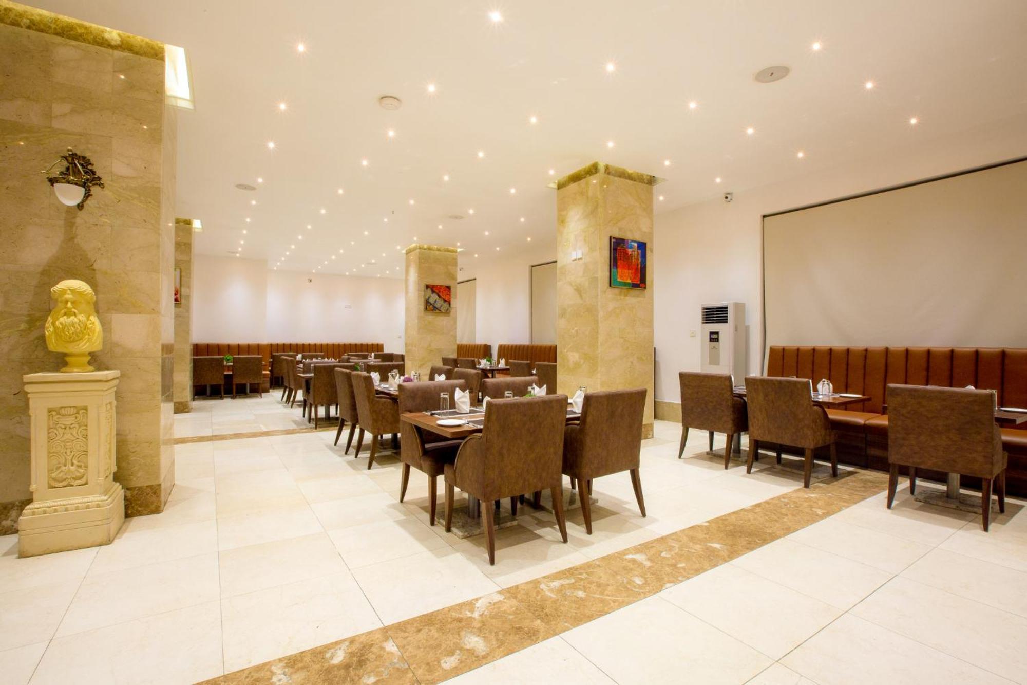 Johnwood Hotel By Bolton Abuja Buitenkant foto